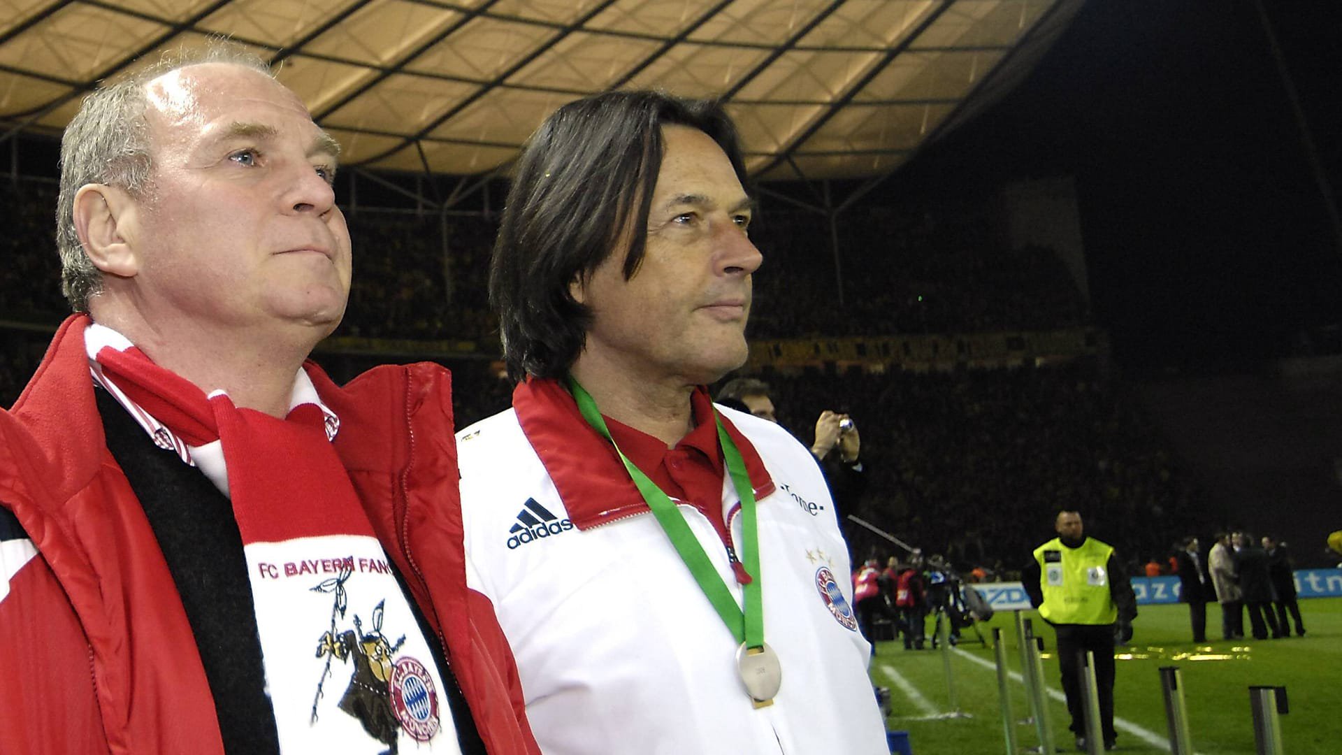 Uli Hoeneß (r.) und Hans-Wilhelm Müller-Wohlfahrt im Münchner Olympiastadion (Archivbild): Auf Betreiben des heutigen Ehrenpräsidenten kehrte der Orthopäde 2017 noch einmal als Mannschaftsarzt zu den Bayern zurück.
