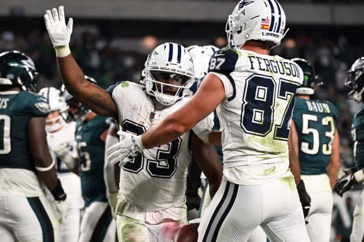 Oct 26, 2026; Philadelphia, Pennsylvania, USA; Dallas Cowboys running back Javonte Williams (33) celebrates with Dallas Cowboys tight end Jake Ferguson (87) after scoring a touchdown during the fourth quarter against the Philadelphia Eagles at Lincoln Financial Field. © Eric Hartline-Imagn Images