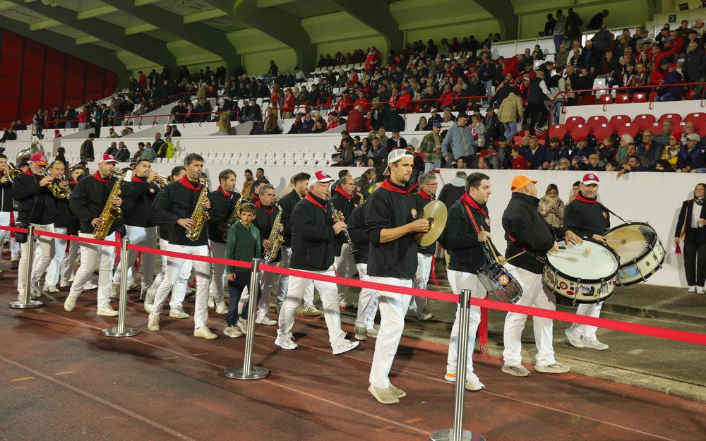 La peña Los Calientes a mis l’ambiance dans les tribunes du stade Maurice-Boyau.