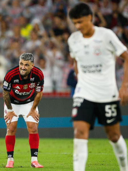 Arrascaeta, do Flamengo, e Iago Machado, do Corinthians, durante jogo válido pelo Brasileirão