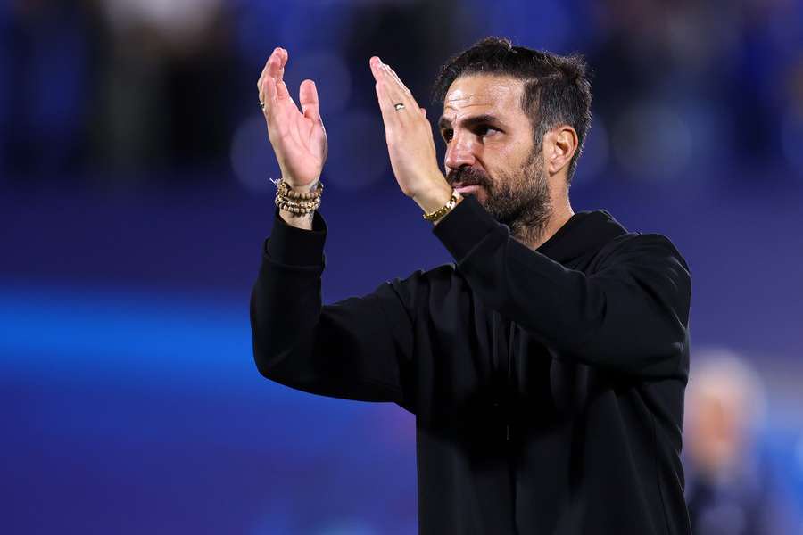 Como head coach Cesc Fabregas.