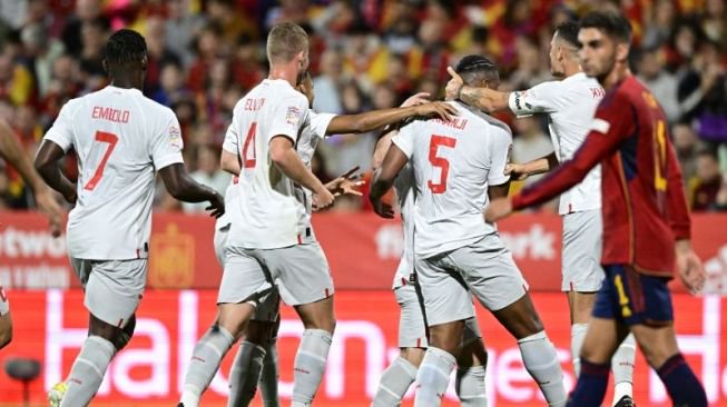 Bek Swiss Manuel Akanji melakukan selebrasi usai mencetak gol ke gawang Spanyol dalam pertandingan UEFA Nations League pada 25 September 2022. ANTARA/AFP/JAVIER SORIANO