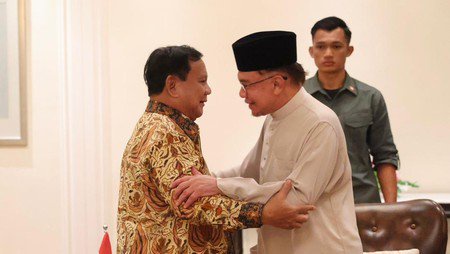 Menteri Pertahanan Prabowo Subianto melakukan pertemuan bilateral dengan Perdana Menteri Malaysia Anwar Ibrahim, di sela-sela kegiatan The 16th Langkawi International Maritime and Aerospace Exhibition 2023 (LIMA 2023), di Malaysia, pada Selasa malam (23/5/2023). (Dok. kemhan)