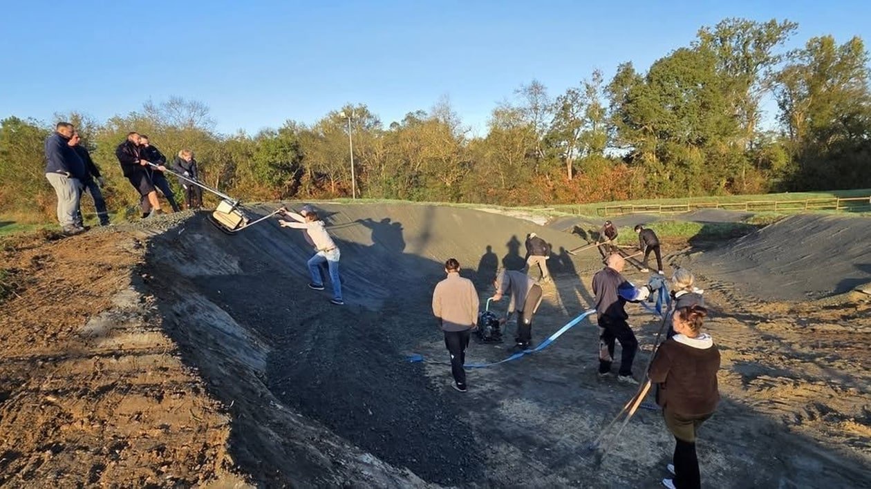 Membres du club et parents de pilotes se mobilisent ensemble pour participer aux travaux de rénovation de la piste de BMX de Turquant.