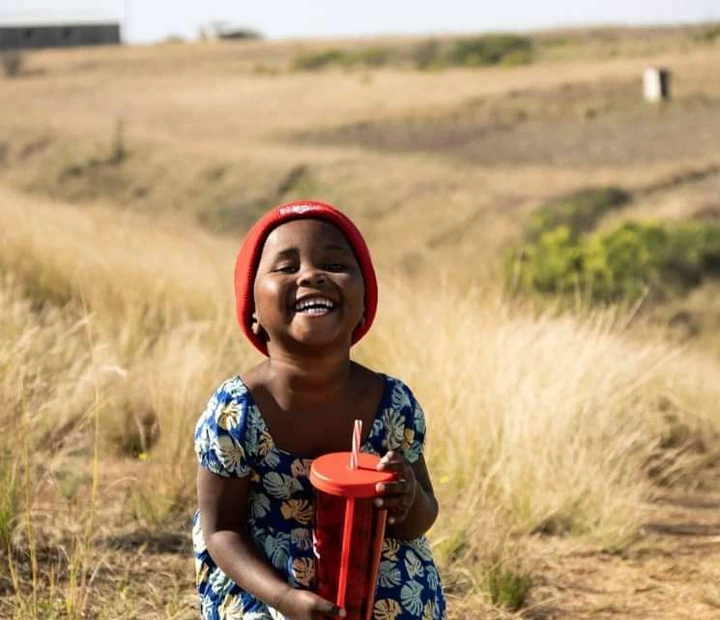 Who is the photographer behind the Albany bread little girl images?