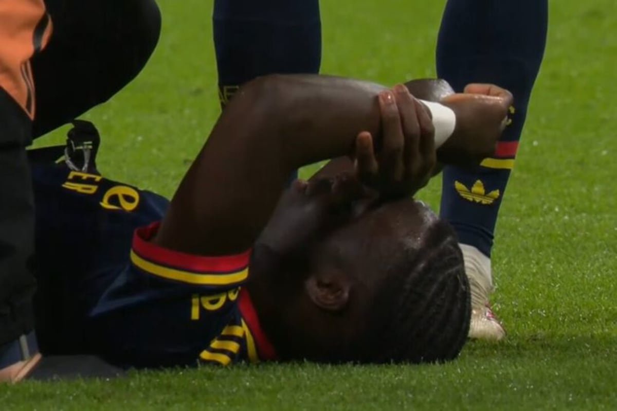 Bukayo Saka immediately signalled to the bench with a worrying injury.