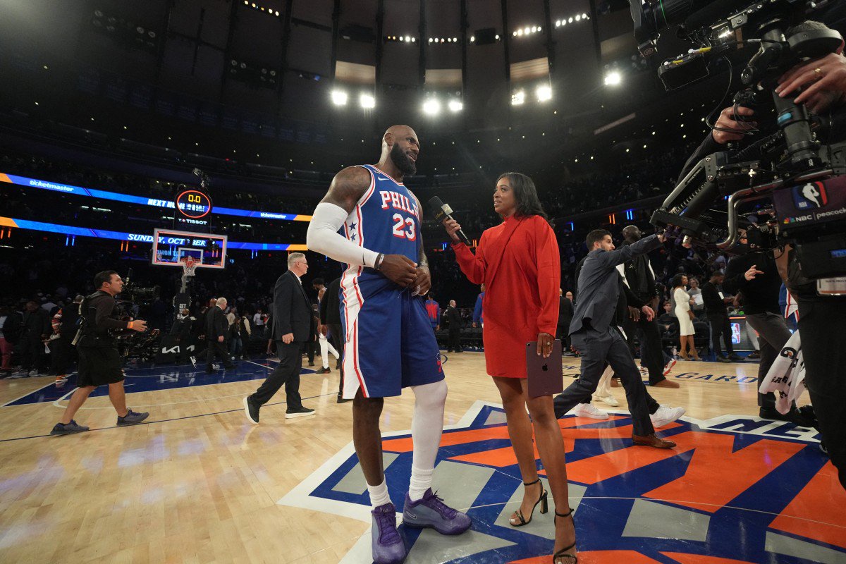 LeBron James # 23 do Philadelphia 76ers durante entrevista