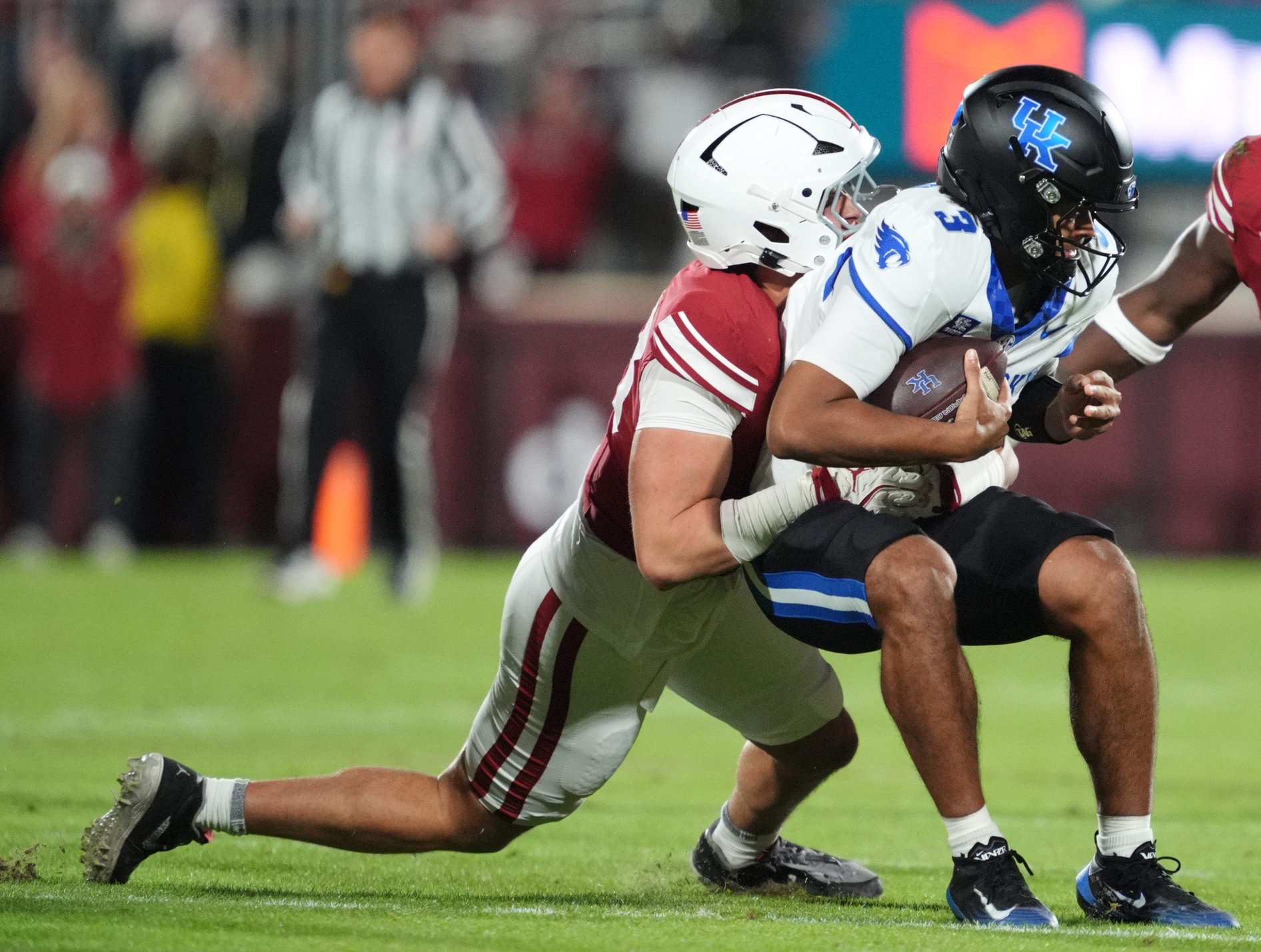 Oklahoma's Jake Kreul (98) sacks Kentucky's Kenny Minchey (3) in the first half of the college football game between the University of Oklahoma Sooners (OU) and the Kentucky Wildcats at Gaylord Family — Oklahoma Memorial Stadium in Norman, Okla.,  Saturday, Oct., 17, 2026.