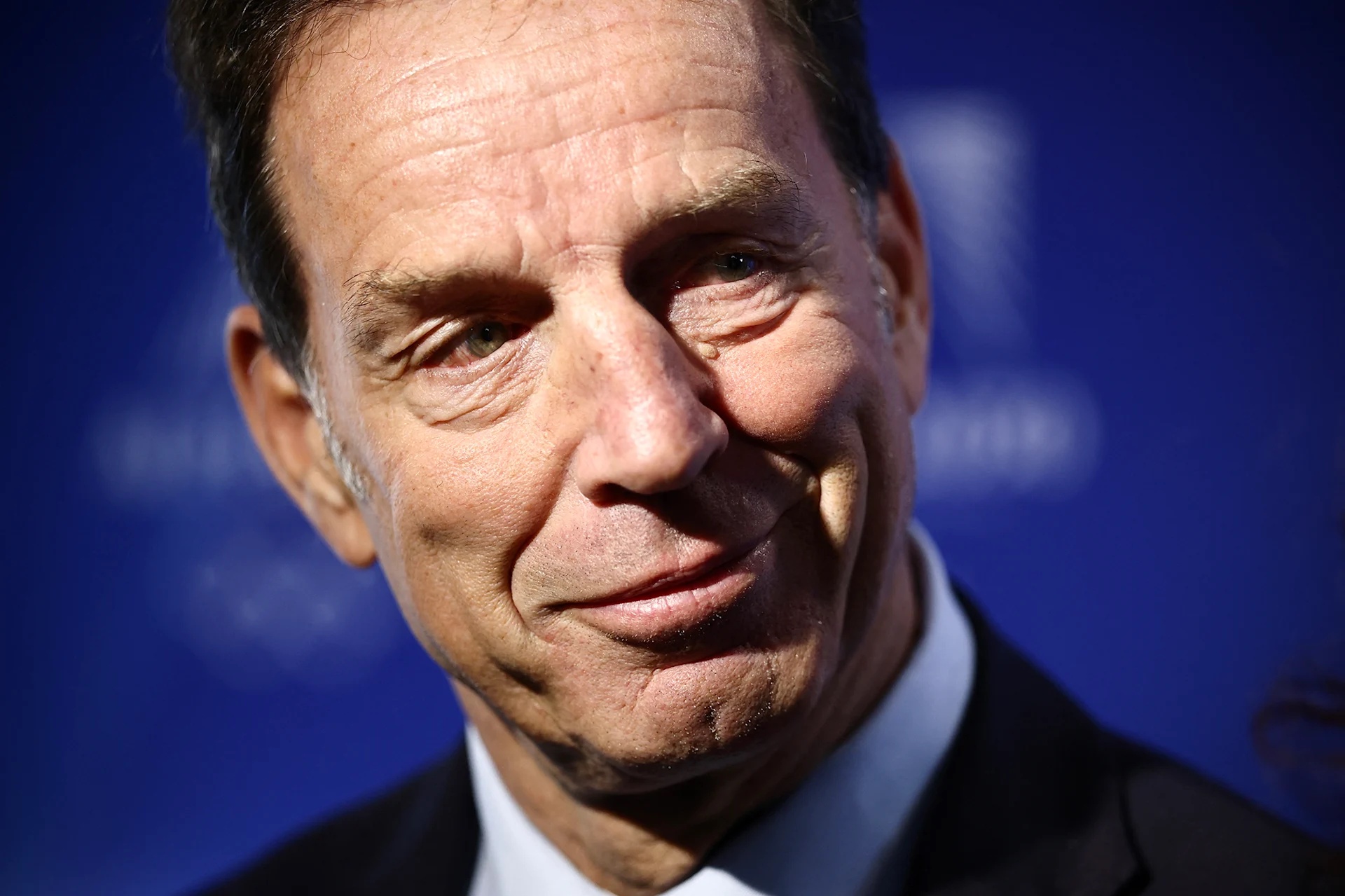 Geoffroy Roux de Bézieux, ancien président du Mouvement des entreprises de France (MEDEF), s'exprime devant des journalistes au siège du Comité d'organisation des Jeux olympiques et paralympiques (COJOP) « Alpes 2030 », à Décines-Charpieu, près de Lyon (est de la France), le 29 octobre 2026. Six semaines après la démission d'Edgar Grospiron, Geoffroy Roux de Bézieux, ancien président de la principale organisation patronale française (MEDEF), a été nommé nouveau président du Comité d'organisation « Alpes 2030 ».