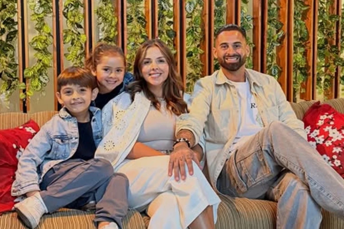 O jogador de futebol argentino Lucas Trejo ao lado da família