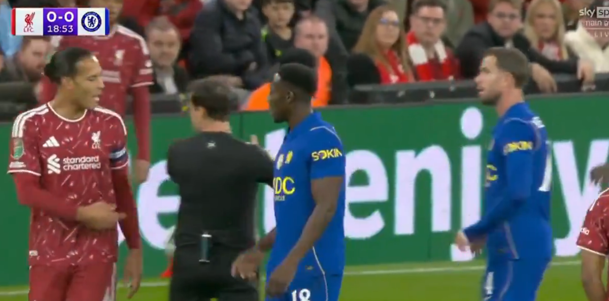 Jordan Henderson arguing with Virgil van Dijk