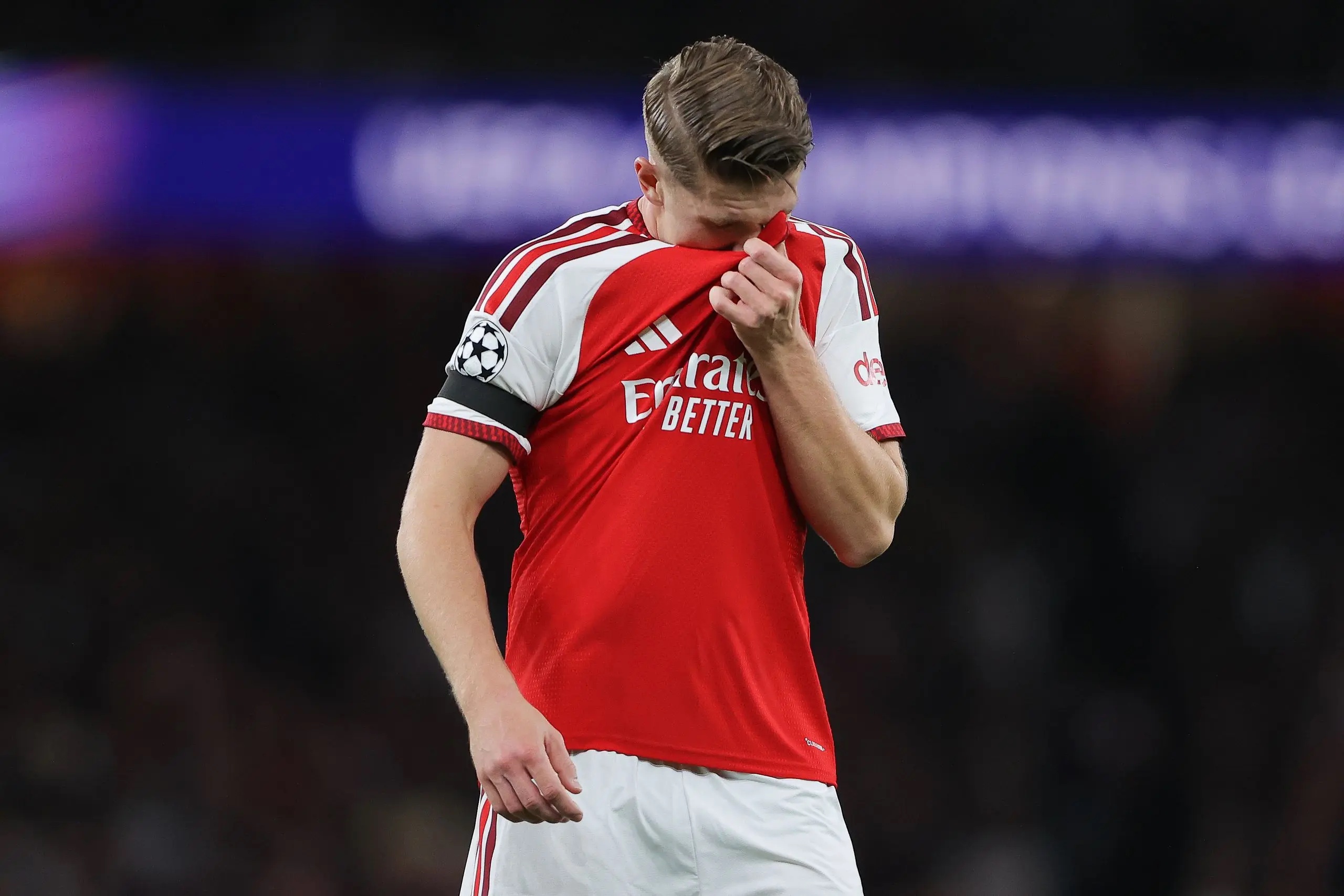 Viktor Gyökeres covering his face in shame.