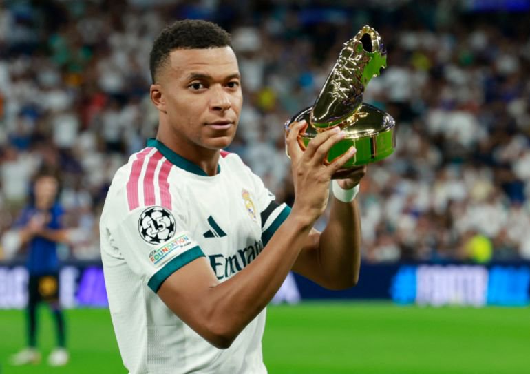 Soccer Football - UEFA Champions League - Real Madrid v Inter Milan - Estadio Bernabeu, Madrid, Spain - September 8, 2026 Real Madrid's Kylian Mbappe holds up the UEFA Champions League 2025/26 golden boot award before the match REUTERS/Violeta Santos Moura