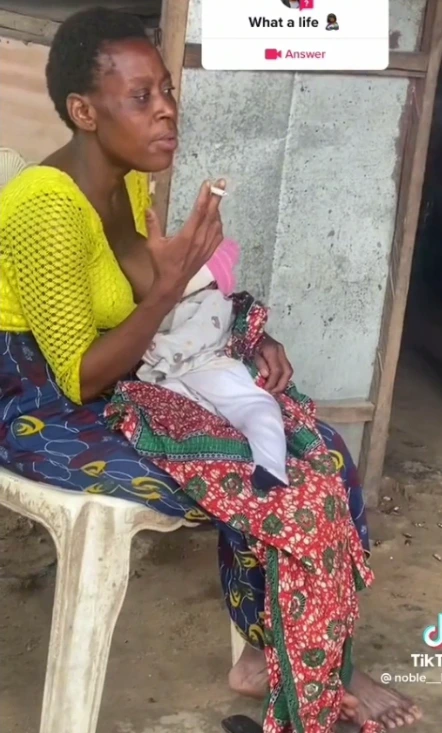 VIDÉO : Une femme qui fume et qui allaite son bébé fait sensation en ligne