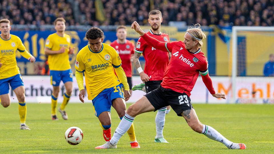 Braunschweigs Junior Zé (links) und Hannovers Stefan Teitur Thordason