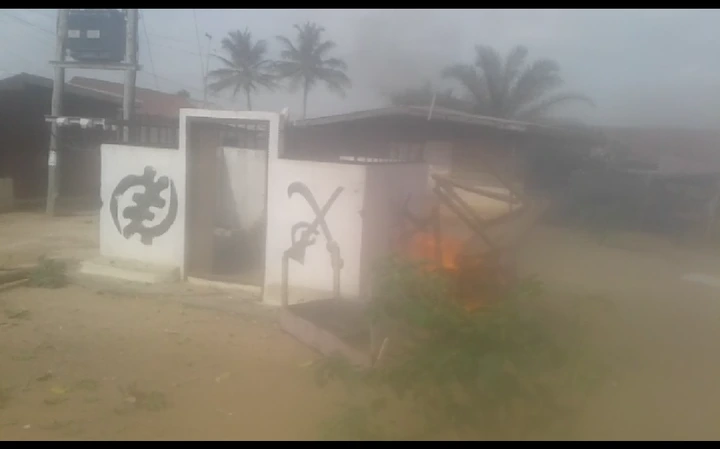 Otumfuo's shrine set on fire as Kumasi youth clash; police, soldiers fire rifles (PHOTOS) 2