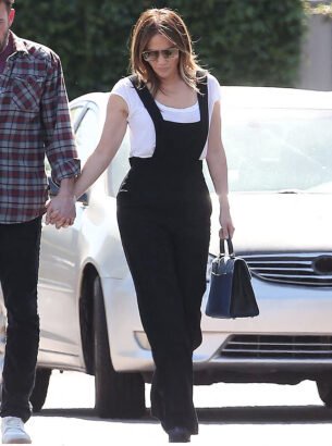 JLo, 52 ans, ose une pièce mode régressive à souhait (et c'est canon !)