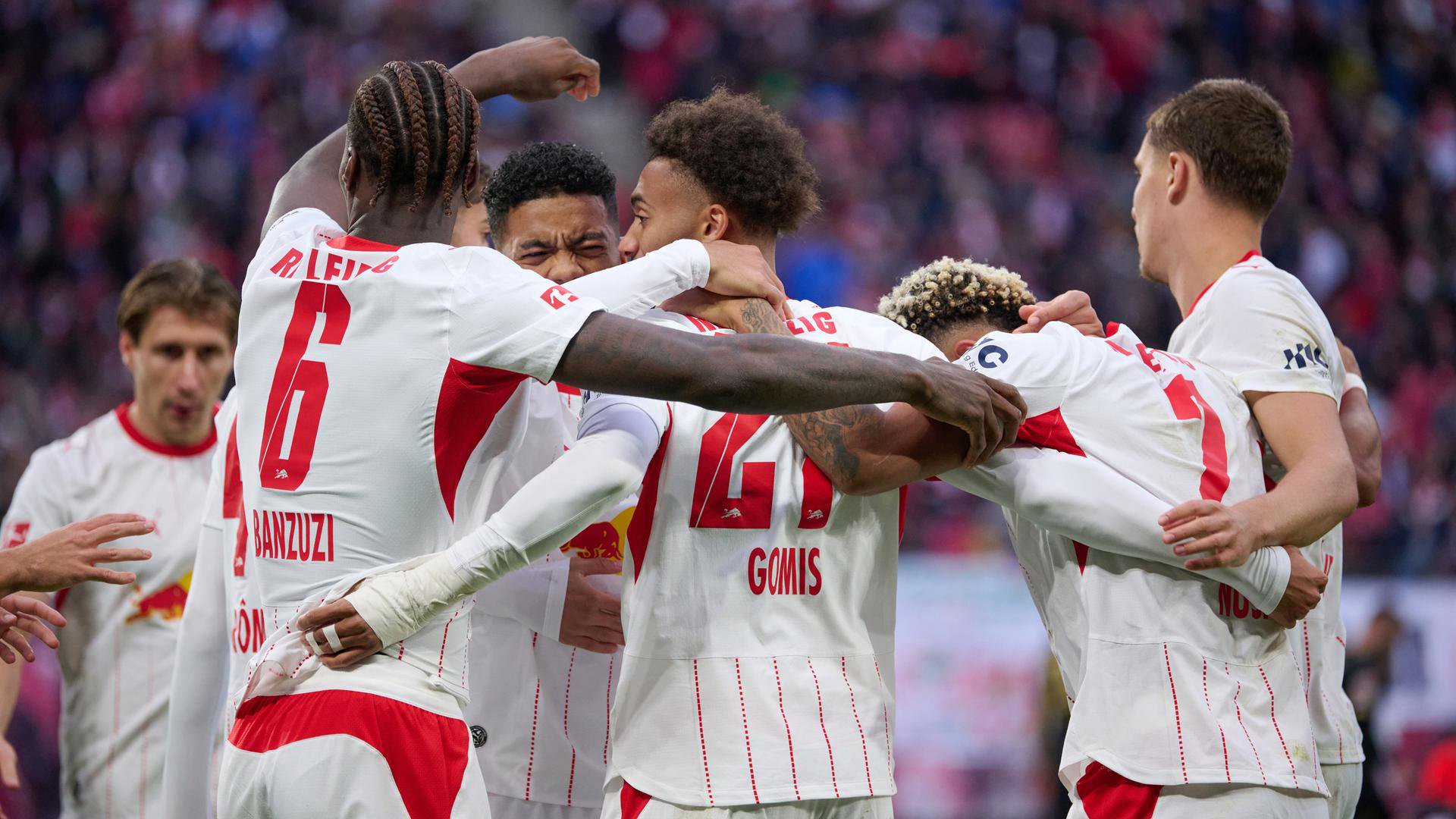 Fußball-Bundesliga: Leipzig gewinnt gegen Elversberg. Tidiam Gomis (Leipzig, M) jubelt nach seinem Tor zum 1:0 mit seinen Mitspielern.
