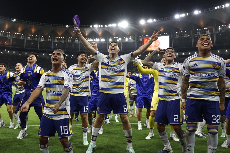 Jogadores do Boca Juniors comemoram classificação à final da Sul-Americana (Antonio Larcerda/EFE)