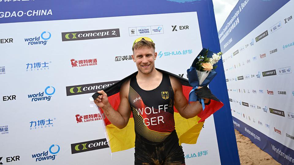 Moritz Wolff beim Siegerfoto (Quelle: Detlev Seyb/World Rowing)