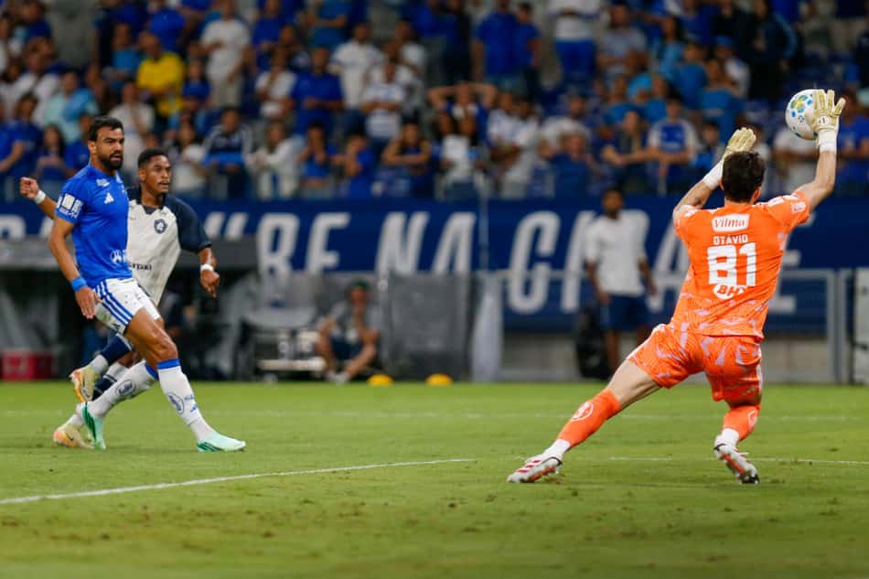 Goleiro Otávio faz defesa contra o ataque do Remo