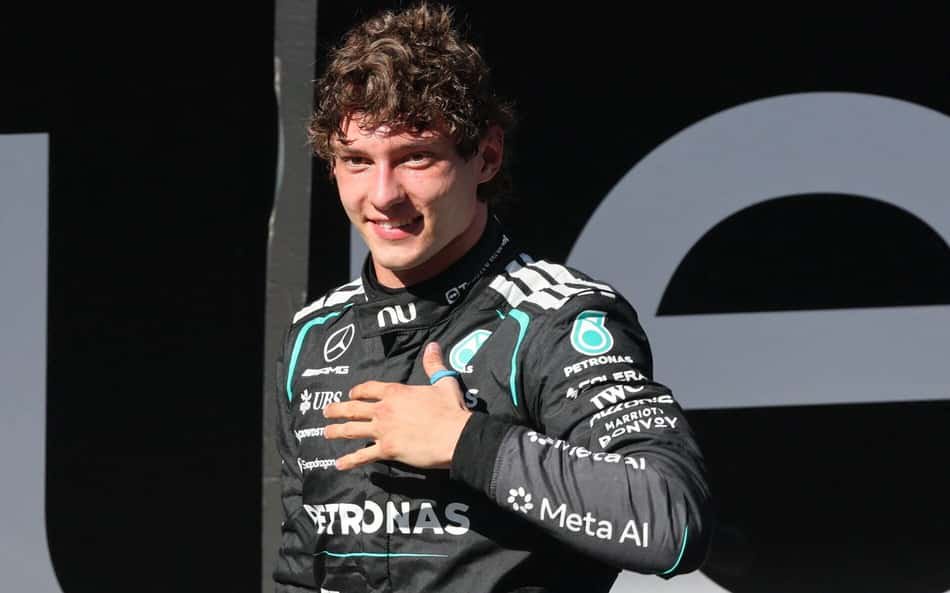 Kimi Antonelli comemora vitória no GP da Espanha pela F1 2026