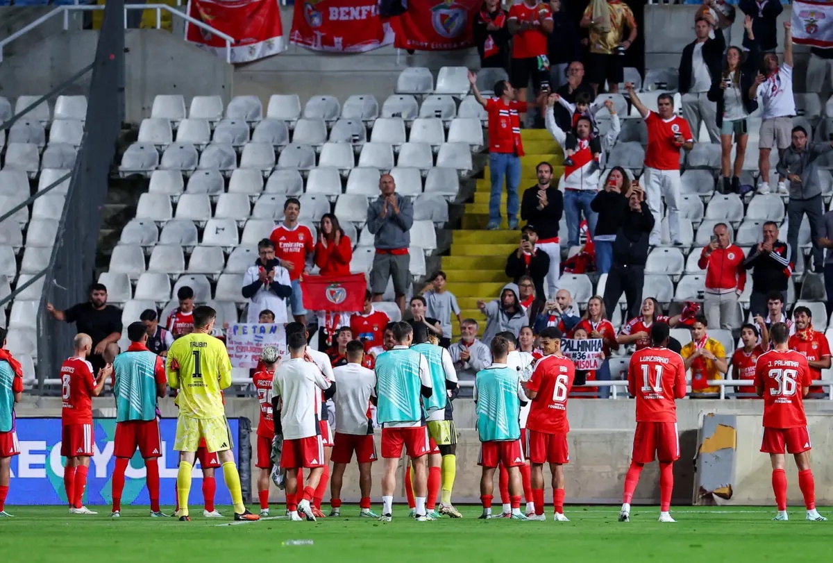 Jogadores do Benfica festejam com os adeptos a vitória em Chipre
