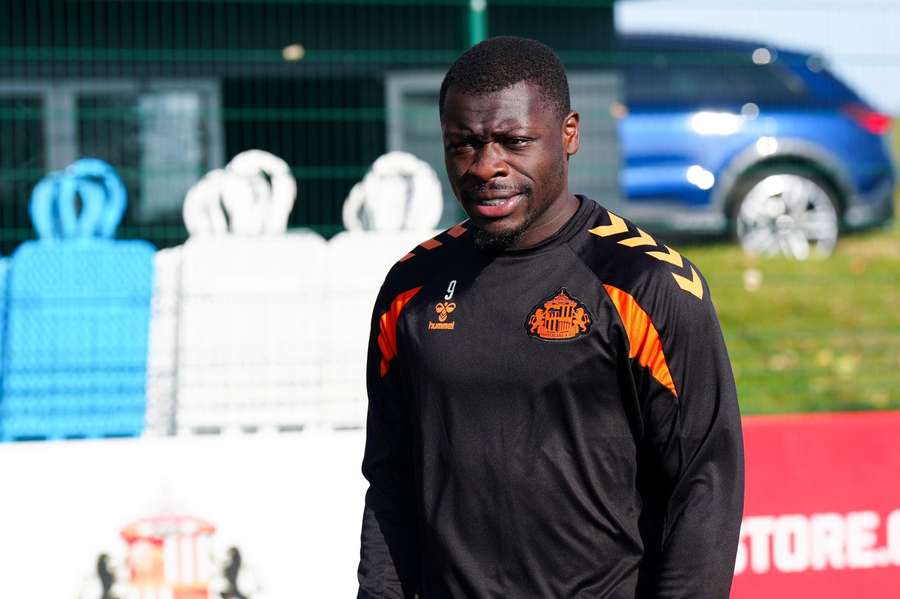 Sunderland boss Le Bris provides Brobbey fitness update