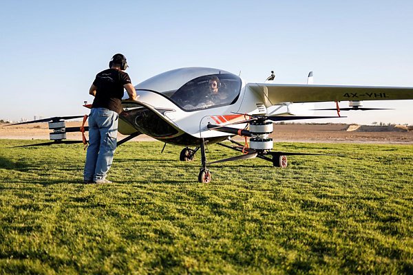 Israeli Startup, AIR, Tests $150,000 Electric Flying Car That Takes Two People Above Heavy Traffic - autojosh