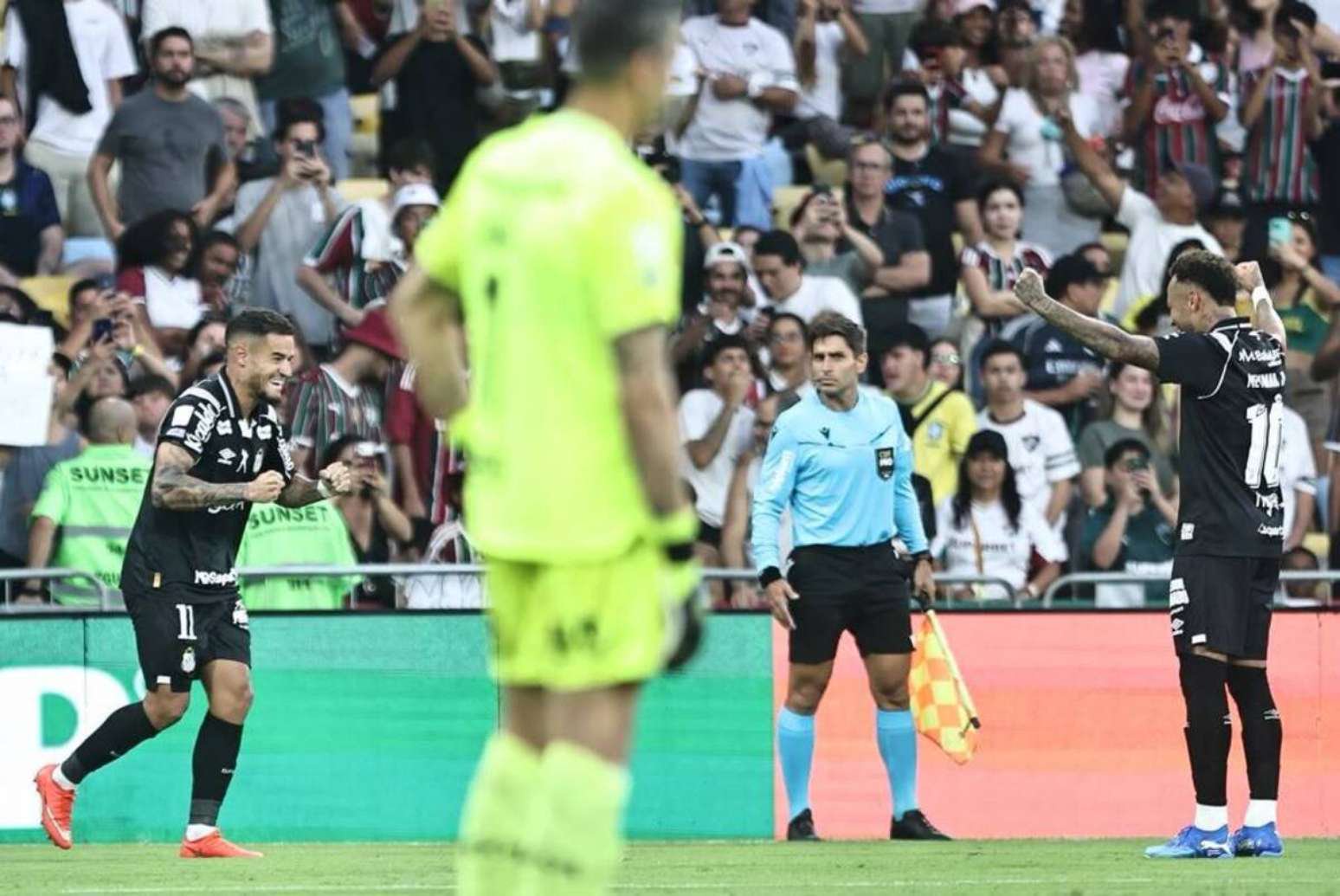 Coutinho celebra gol pelo Santos ao lado de Neymar –