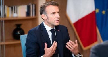 مصافحة غريبة للرئيس الفرنسى وترامب تثير الجدل.. فيديو