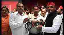 SP president Akhilesh Yadav inducting former BSP MP Haji Fazlur Rehman into the party fold in Lucknow on July 4. (HT photo)