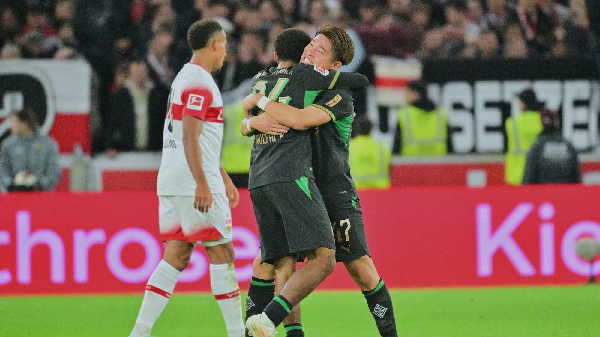 Große Erleichterung: Die Spieler von Borussia Mönchengladbach jubeln über den ersten Saisonsieg.