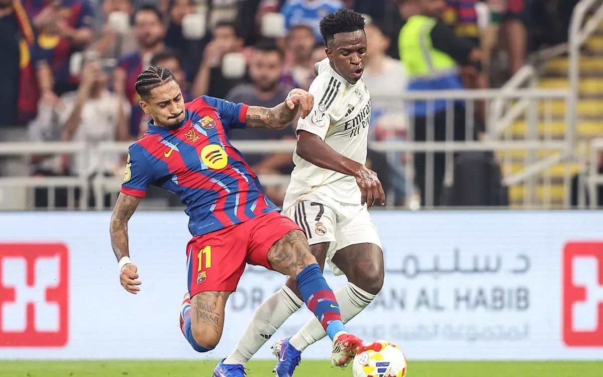 Vinicius Júnior será desfalque do Real Madrid contra o Barcelona (Foto: Haitham AL-SHUKAIRI / AFP)