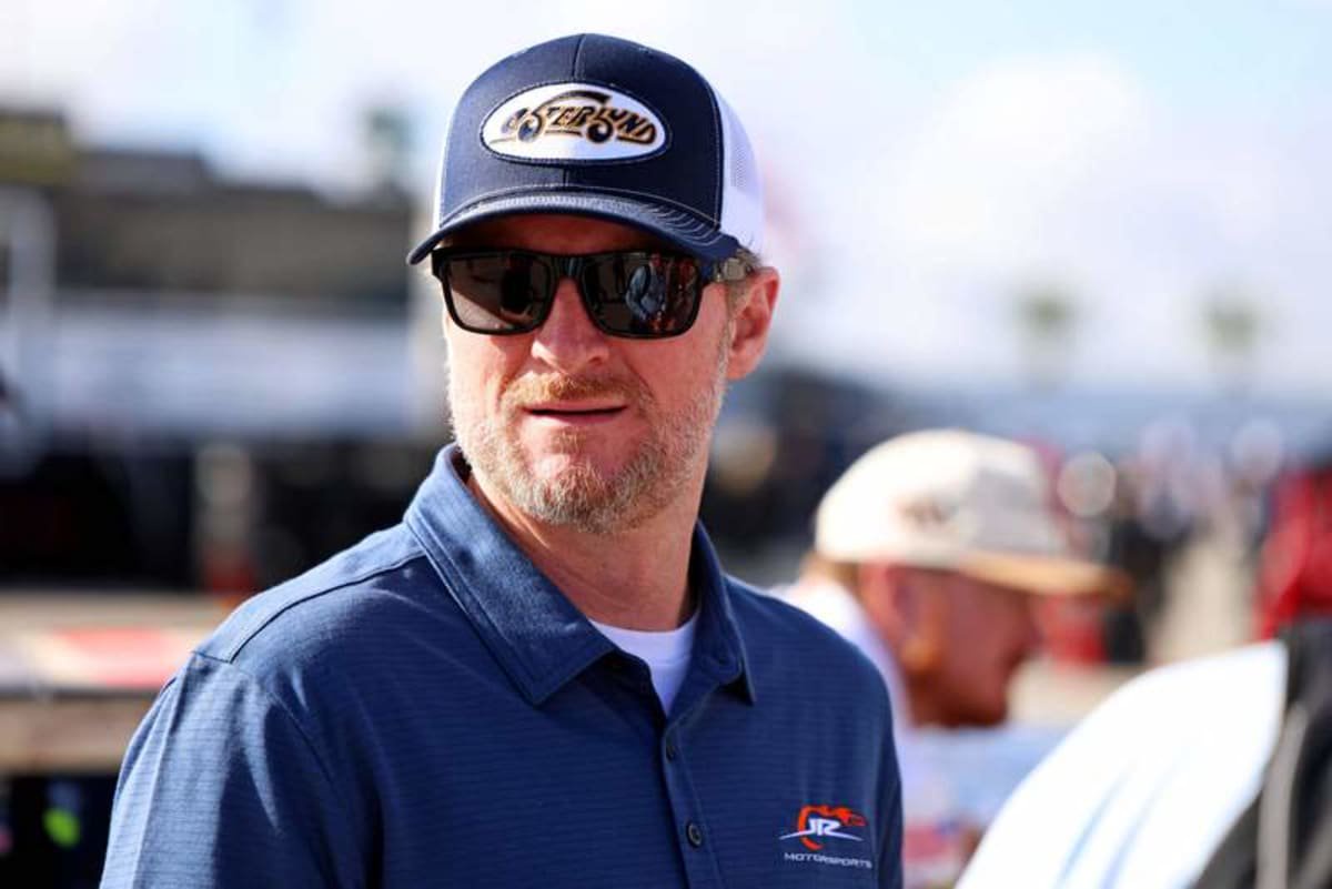 NASCAR, Motorsport, USA Cup Practice Feb 12, 2025 Daytona Beach, Florida, USA NASCAR team owner Dale Earnhardt Jr. looks on during practice for the Daytona 500 at Daytona International Speedway. Daytona Beach Daytona International Speedway Florida USA, EDITORIAL USE ONLY PUBLICATIONxINxGERxSUIxAUTxONLY Copyright: xPeterxCaseyx 20250212_pjc_bc1_039 ©IMAGO/Imagn Images