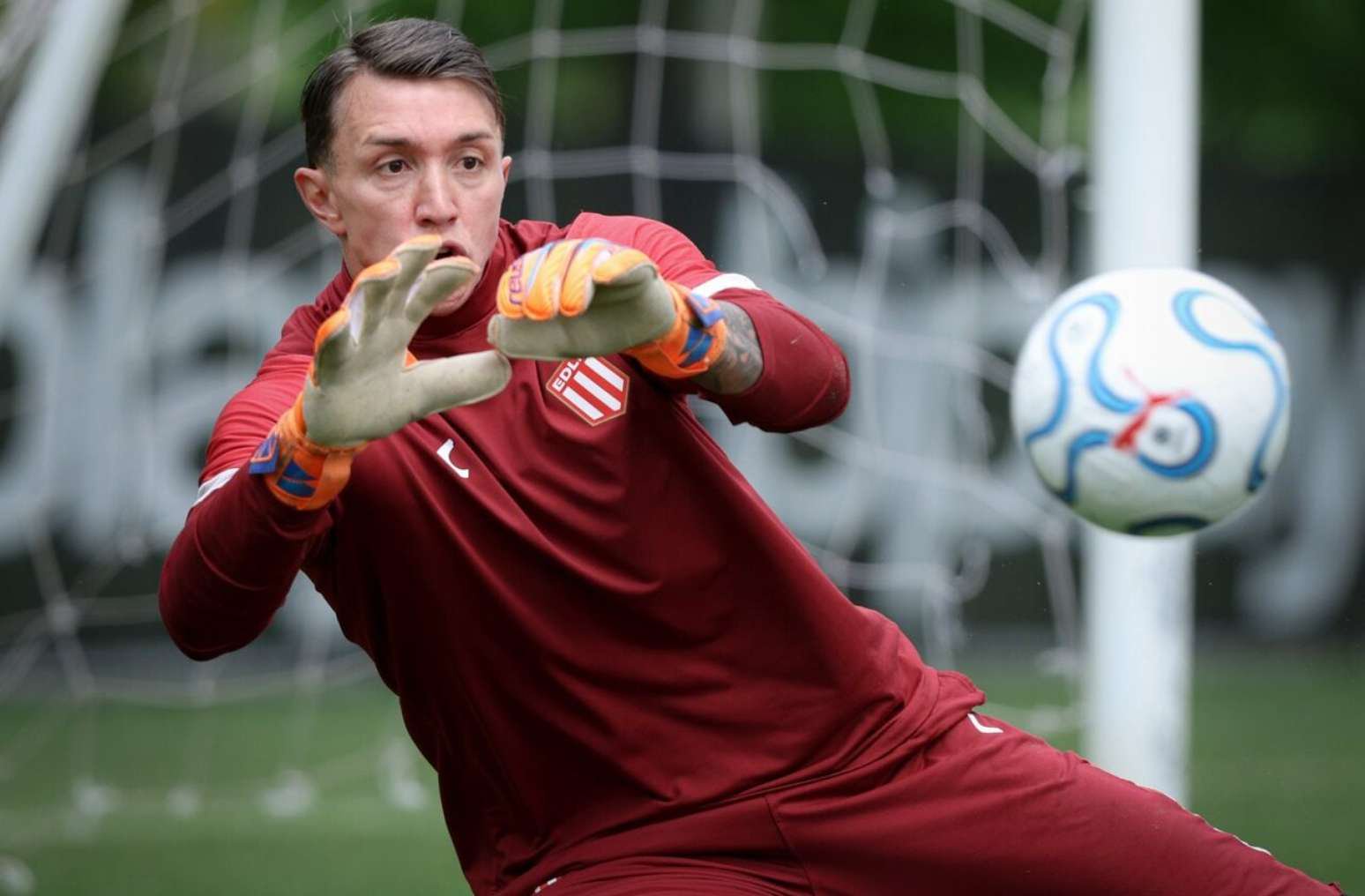 Experiente goleiro Muslera em ação em treino do Estudiantes –