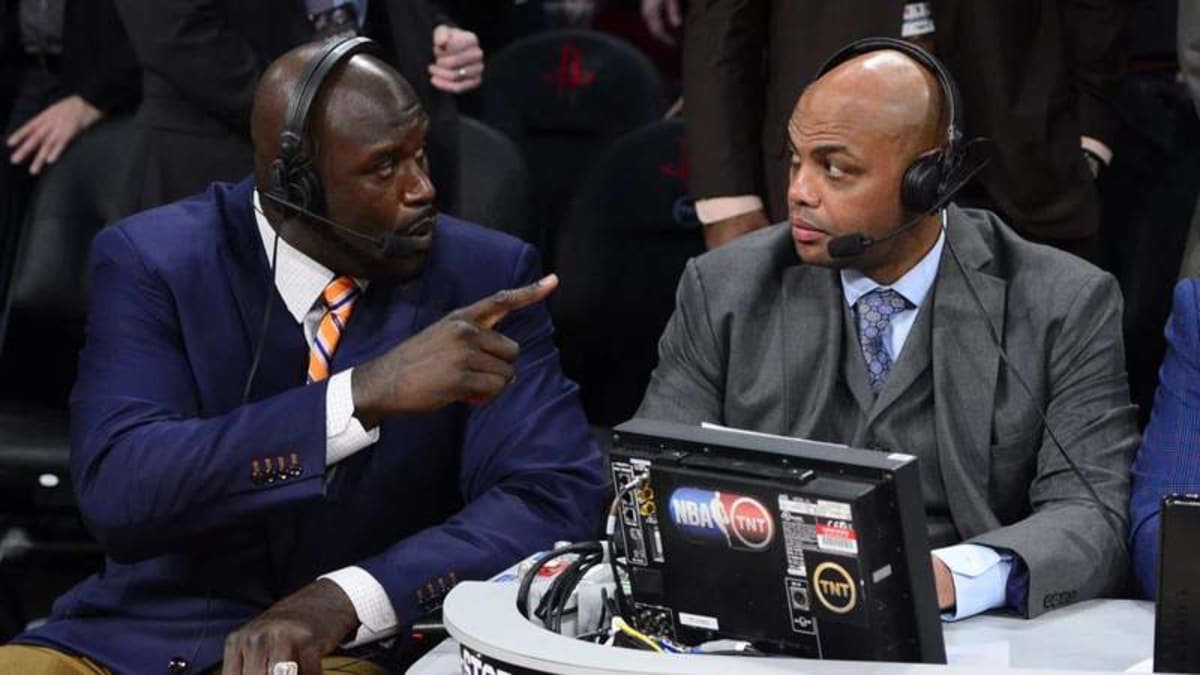 NBA, Basketball Herren, USA All Star Game-Slam Dunk Contest Feb 16, 2013 Houston, TX, USA TNT broadcaster Shaquille O Neal left and Charles Barkley talk during the 2013 NBA All-Star slam dunk contest at the Toyota Center. Houston Toyota Center TX USA, EDITORIAL USE ONLY PUBLICATIONxINxGERxSUIxAUTxONLY Copyright: xBobxDonnan-USAxTODAYxSportsx 7049582 ©Credits: Imago