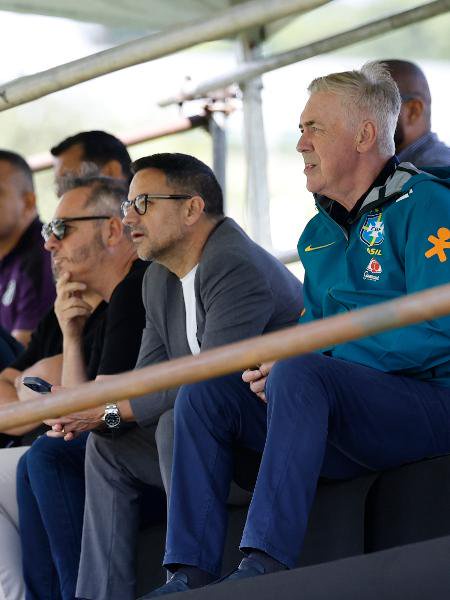Rodrigo Caetano e Ancelotti assistem a jogo da Copa do Brasil Sub-15