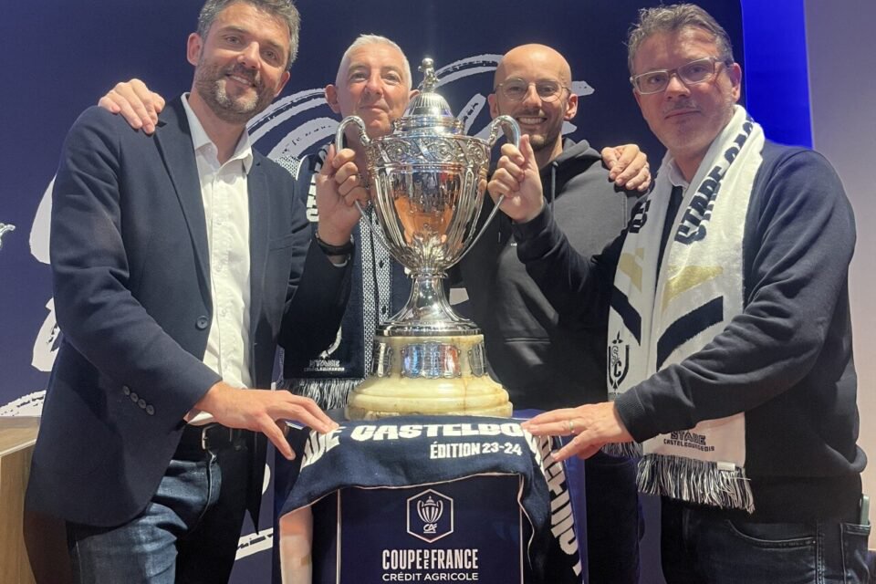 Les représentants du club de Châteaubourg (Ille-et-Vilaine) et Teddy Régnier (à gauche) avec la Coupe de France lors du tirage au sort ce mercredi 28 octobre 2026 à Paris.