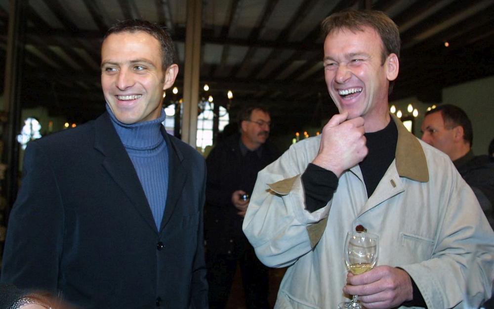 Les anciens Girondins de Bordeaux Alain Roche et Jean-Marc Furlan lors des Oscars Sud Ouest au château Pape-Clément à Pessac le 20 décembre 2001.