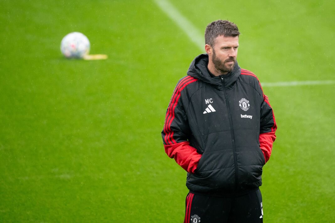 Carrick appears to have been granted a stay of execution at Old Trafford