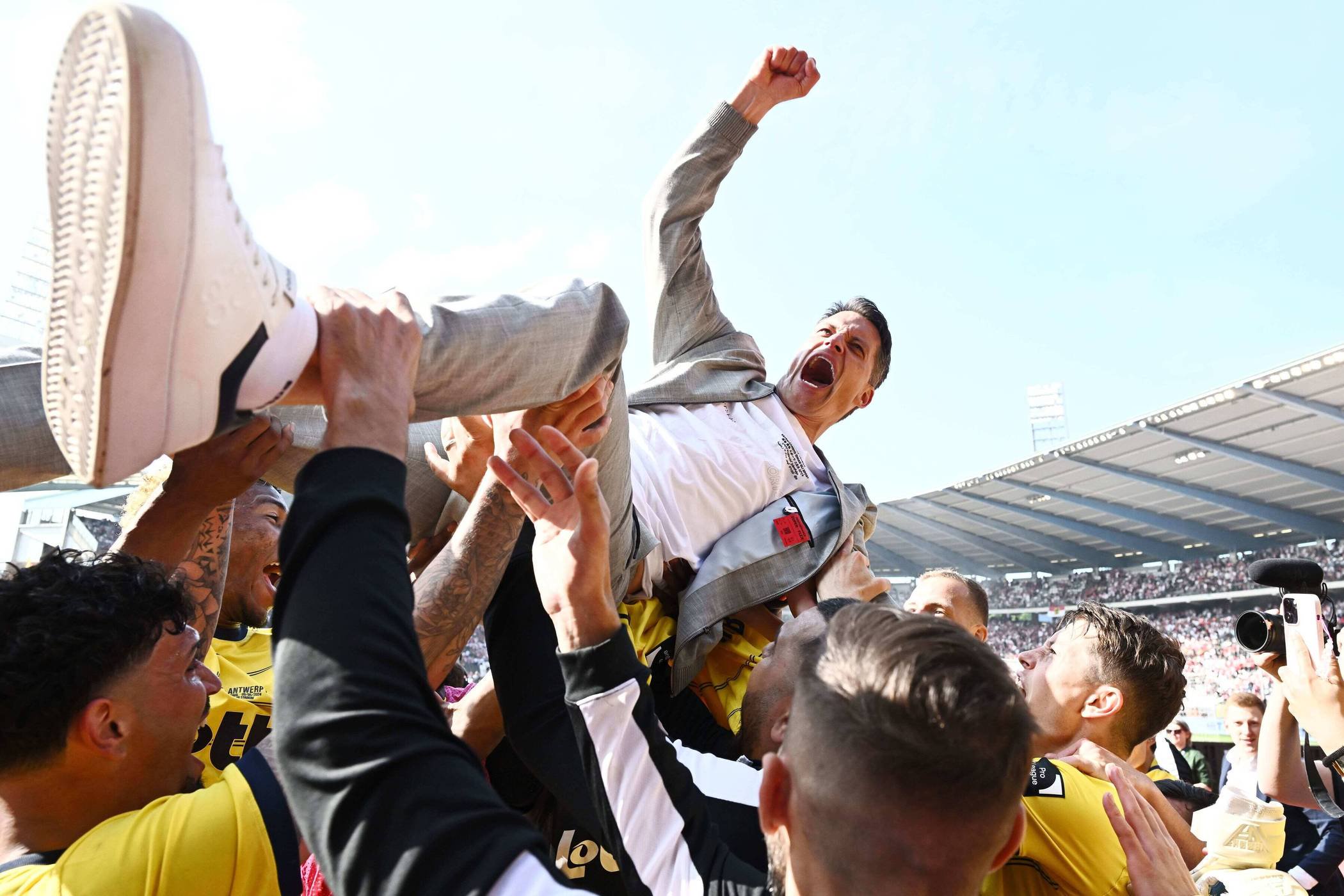  Alexander Blessin wird für den Pokalsieg mit Union Saint-Gilloise gefeiert. 