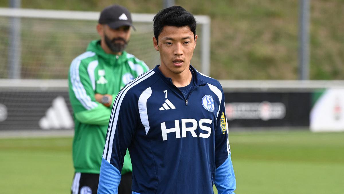 Hee-chan Hwang und Miron Muslic im Training von Schalke 04