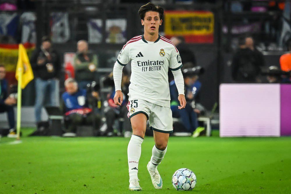 Arda Güler signe un nouveau contrat avec le Real Madrid, mettant fin à l’intérêt de Man City et d’Arsenal.