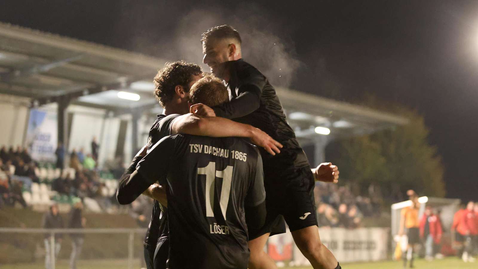 Das 3:0, die Sache ist erledigt: Torschütze Leon Pfeiffer, Sebastian Löser und Paolo Cipolla (v.l.) feiern ausgelassen.