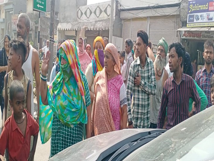 ताजपुर रोड़ पर लगे धरने दौरान कार चालक को रोकते धरनाकारी।