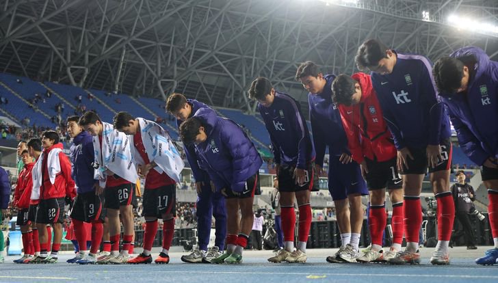 Korean national team players bow following a 2–0 win over Uzbekistan in an international friendly at Yongin Mireu Stadium in Yongin, Gyeonggi Province, Oct. 6. Yonhap