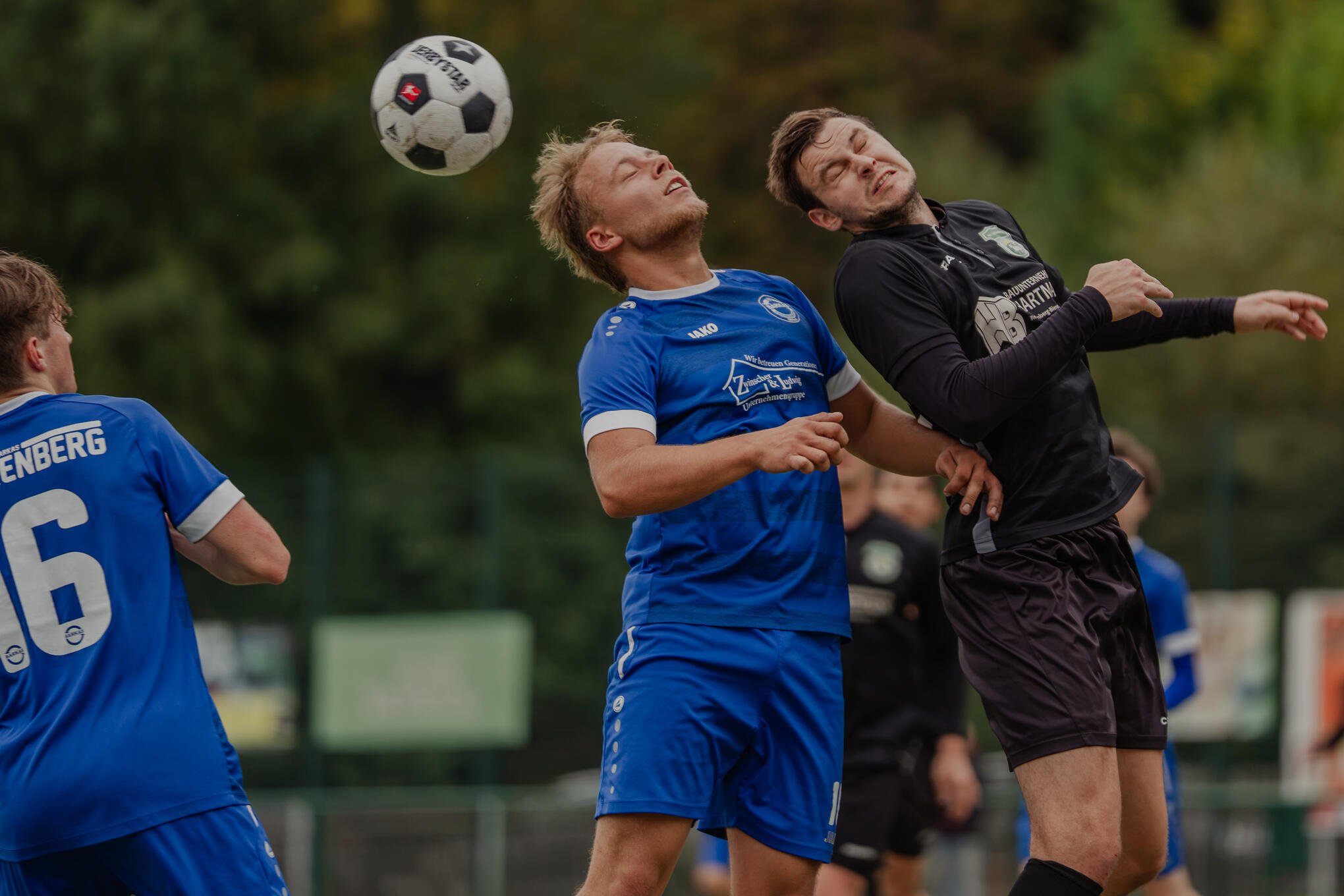 Noah Gründel (r.) traf für den SV Lichtenberg bei Barkas Frankenberg, hier mit Lukas Maximilian Sachse im Kopfballduell, doppelt.