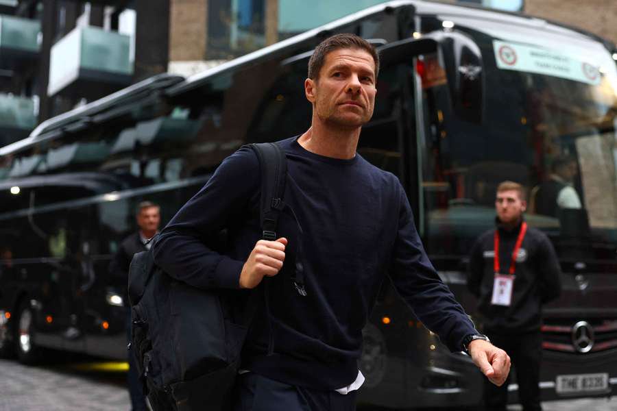 Heskey says Chelsea expect a trophy from Alonso this season which will ease "the burden"