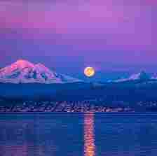 supermoon rise over mt baker, also known as koma kulshan, in washington state, united states